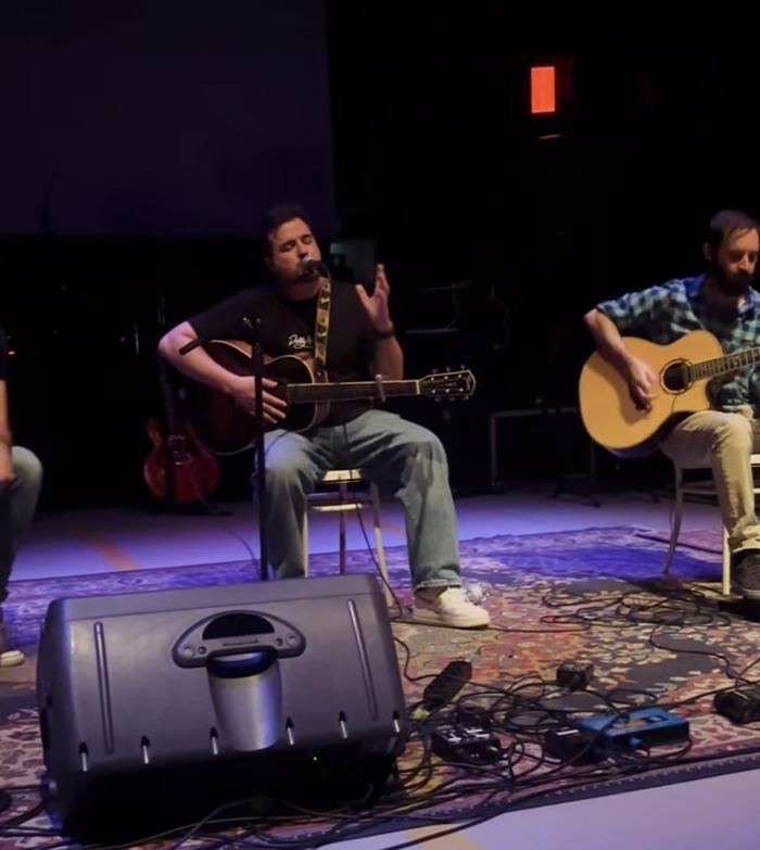 Il Kele in set acustico con chitarre